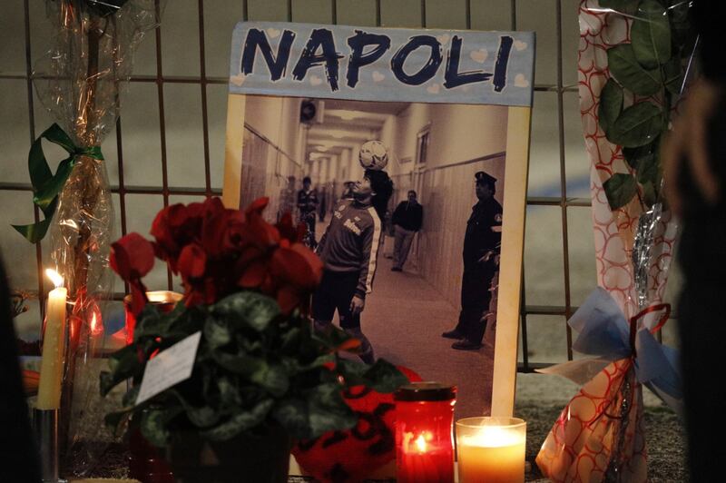 Napoli piange il suo mito Diego Armando Maradona 14