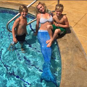 Britney Spears sirena in piscina 1