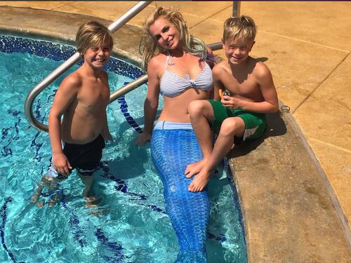 Britney Spears sirena in piscina