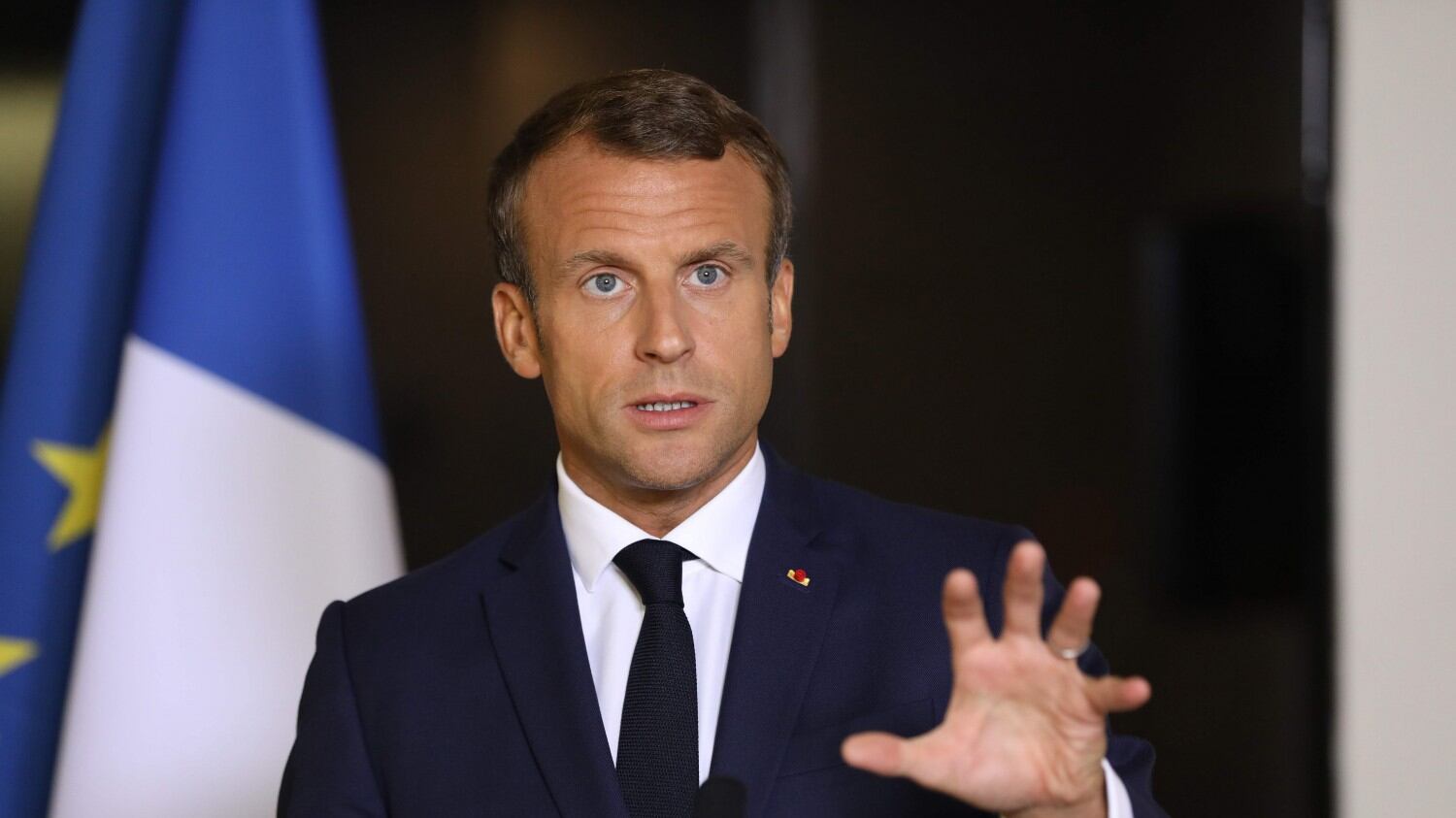 Francia, protesta-choc contro Macron: studente si dà fuoco