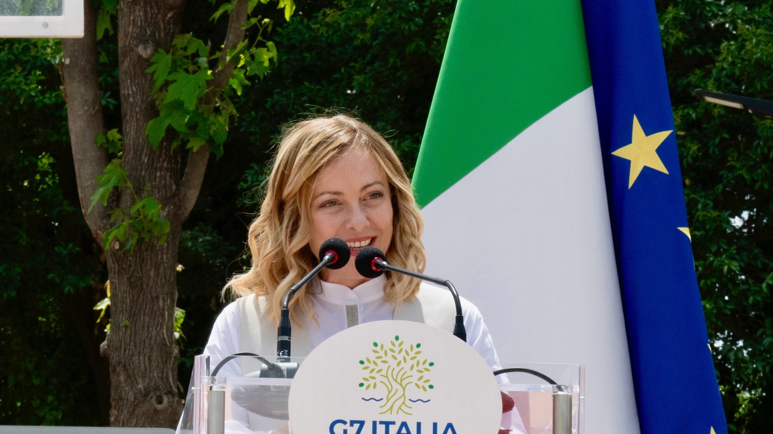 Meloni batte De Luca: sul web il 56% sta con il premier