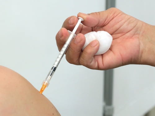 Obbligo di vaccino per tutti gli over 50. Green pass base per negozi e servizi. "Così salviamo vite"