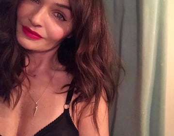 Helena Christensen seducente al sole  8