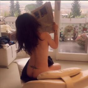 Naike Rivelli legge il giornale tutta nuda 2