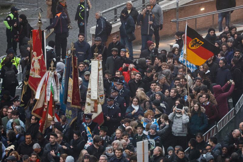 Folla di 100mila fedeli attesa per i funerali di Papa Benedetto XVI 7