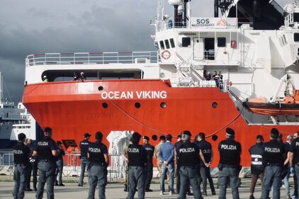La Ocean Viking entra nel porto di Messina  5
