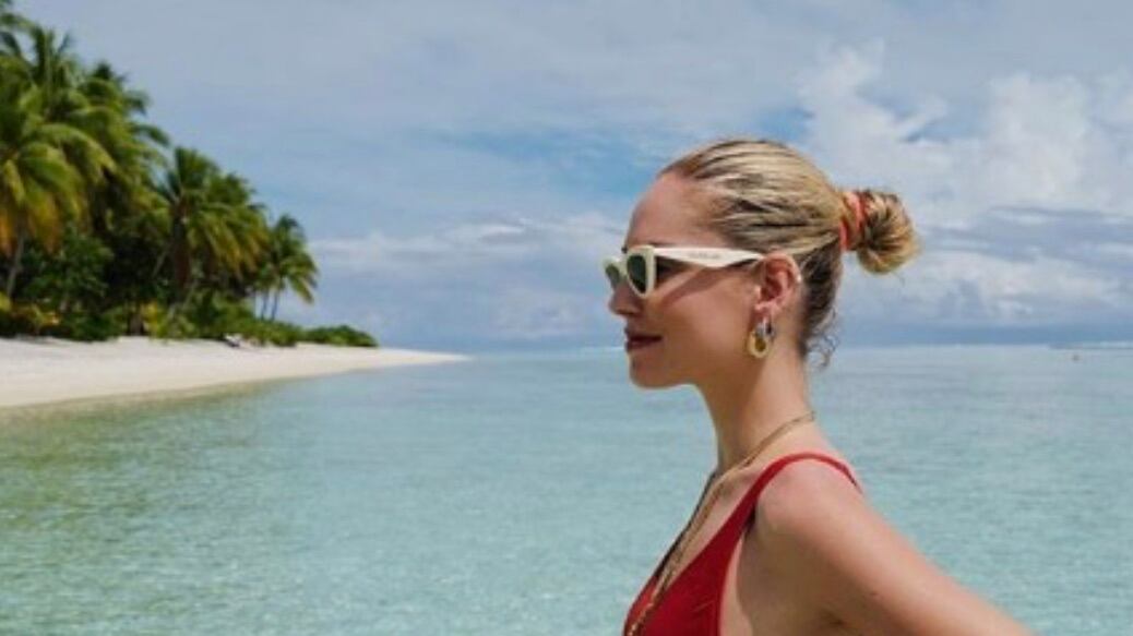 Chiara Ferragni e la foto in costume. Hater scatenati: "Una tavola da surf è più sensuale" Ma lei lo fredda così