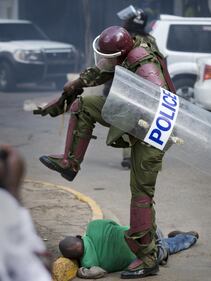 Kenya: polizia usa gas lacrimogeni contro i manifestanti 8