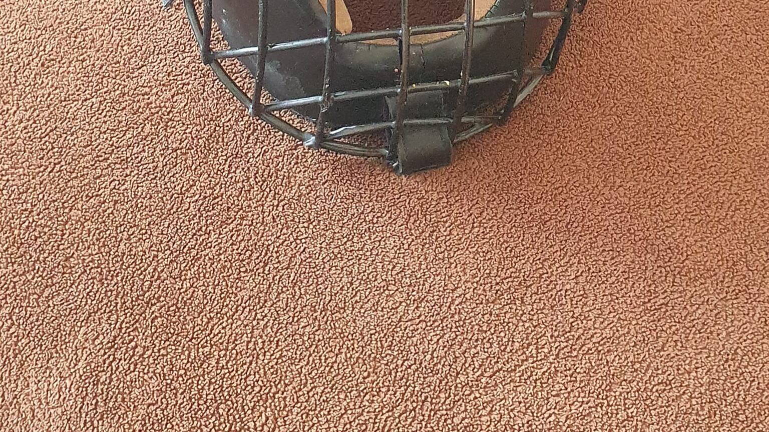 Vive da 16 anni con la maschera e le mani legate: la storia choc di Bruno