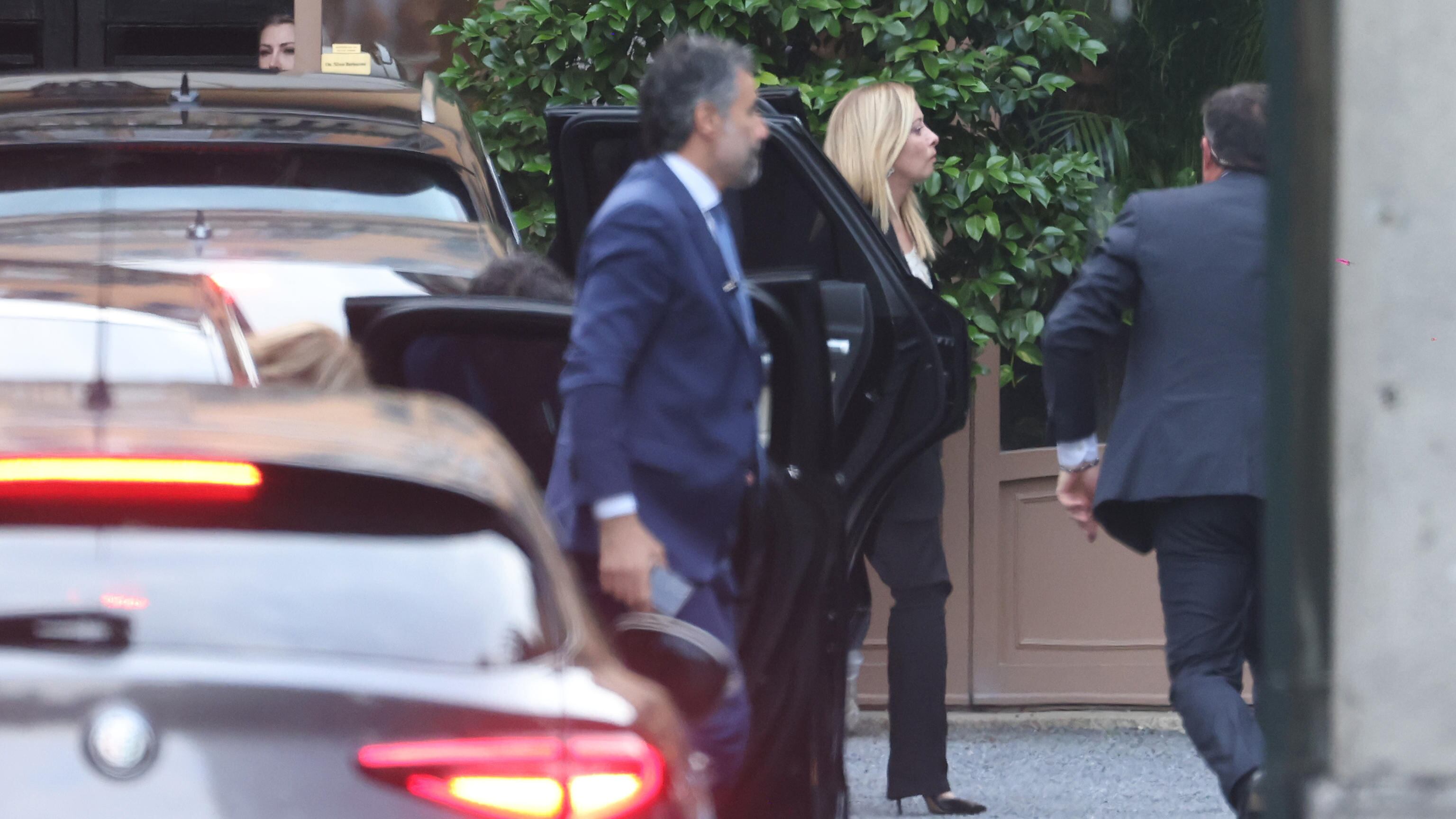 Presenti Mattarella, la premier e i leader. Alla fine pure Elly