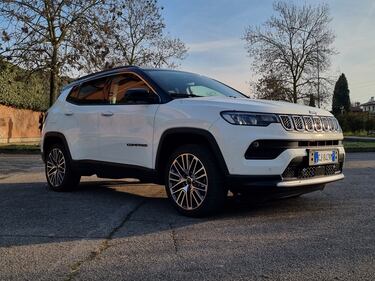 Jeep Compass 4XE, guarda le foto del suv ibrido plug-in 5