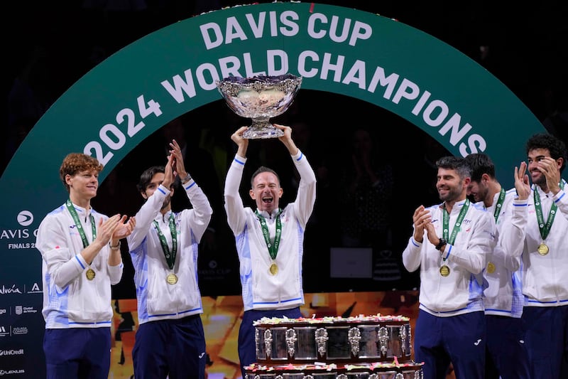 Volandri alza la Coppa Davis