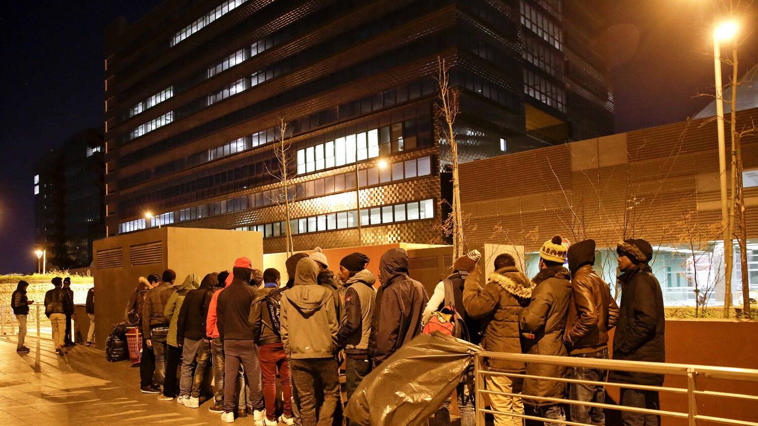 Decine di migranti continuano a dormire in strada alla Stazione Tiburtina