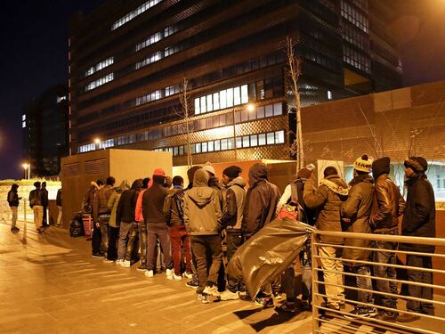 Decine di migranti continuano a dormire in strada alla Stazione Tiburtina