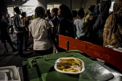 Migranti, l'hub di via Sammartini al collasso 10