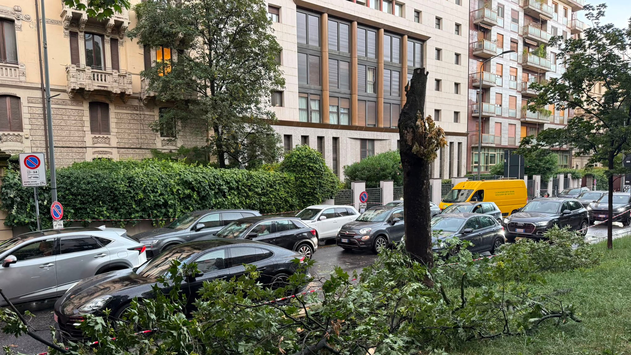 Raffiche di vento e pioggia. Oltre 200 chiamate ai pompieri
