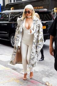 Kylie Jenner topless sui social 30