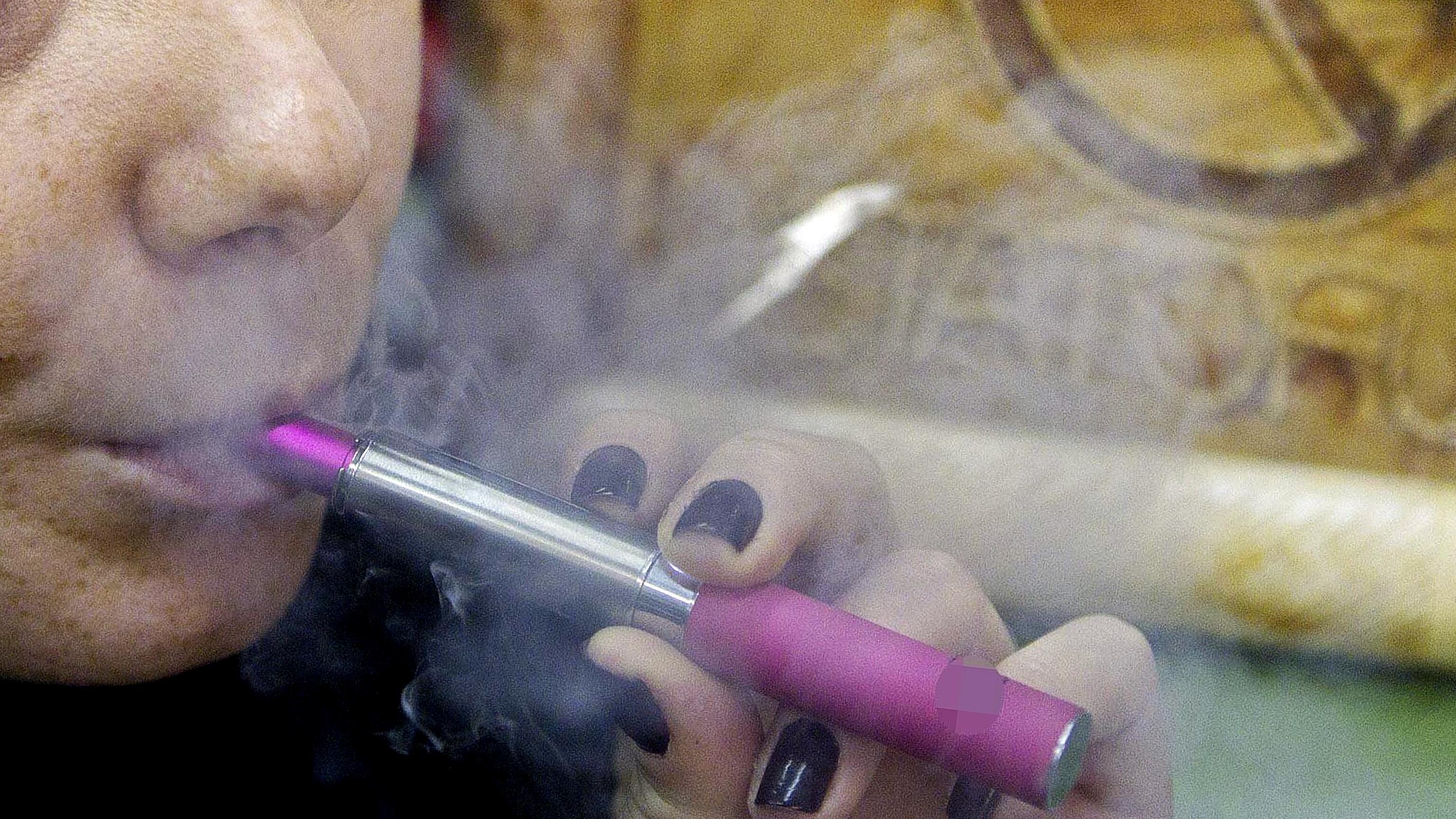 Ecco la e-sigaretta che si fuma al ristorante Ma è già polemica