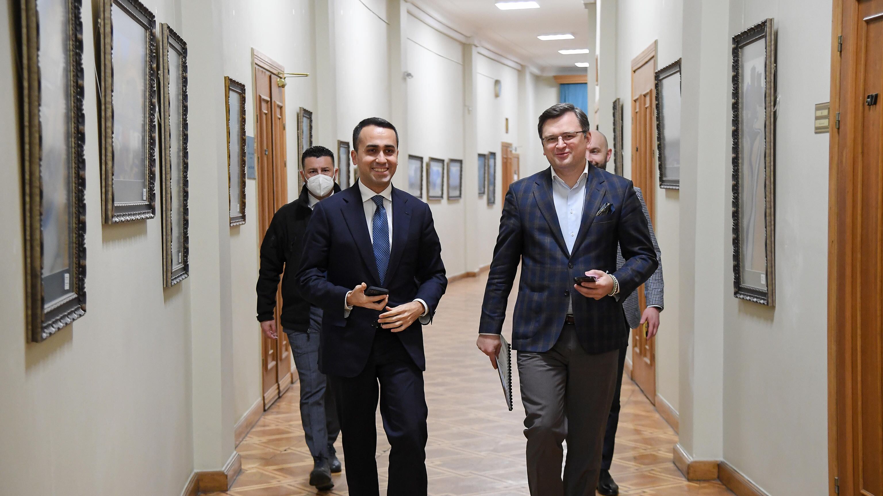 Telefonata Draghi-Zelensky: "Vicini a Kiev, dialogo con Putin"