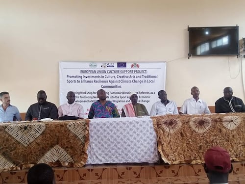 L'Ue finanzia il wrestling in Gambia: mezzo milione di euro per "combattere" il clima