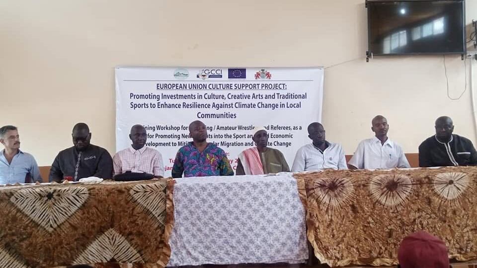 L'Ue finanzia il wrestling in Gambia: mezzo milione di euro per "combattere" il clima