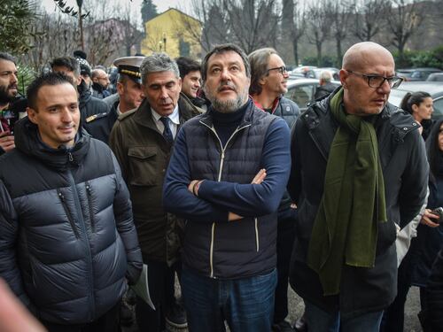 "Vai a lavorare". E Salvini risponde a chi lo contesta: "Peace and love"