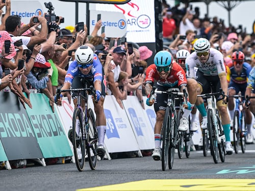 Tour, in volata a Nogaro vince ancora Philipsen ma quante cadute. Guarnieri si rompe la clavicola