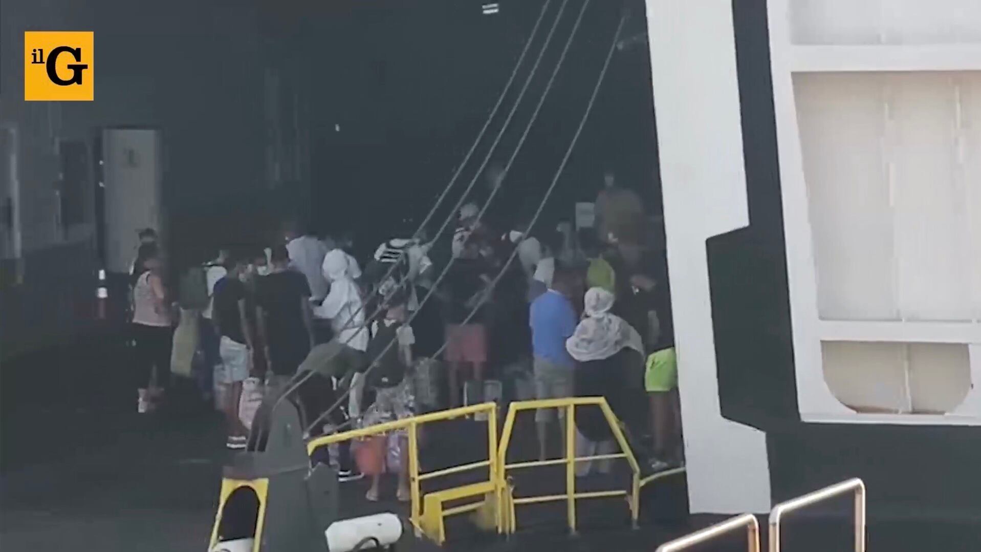 Continua la fuga dei migranti. E in 700 salgono sulla nave quarantena
