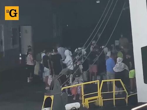 Continua la fuga dei migranti. E in 700 salgono sulla nave quarantena