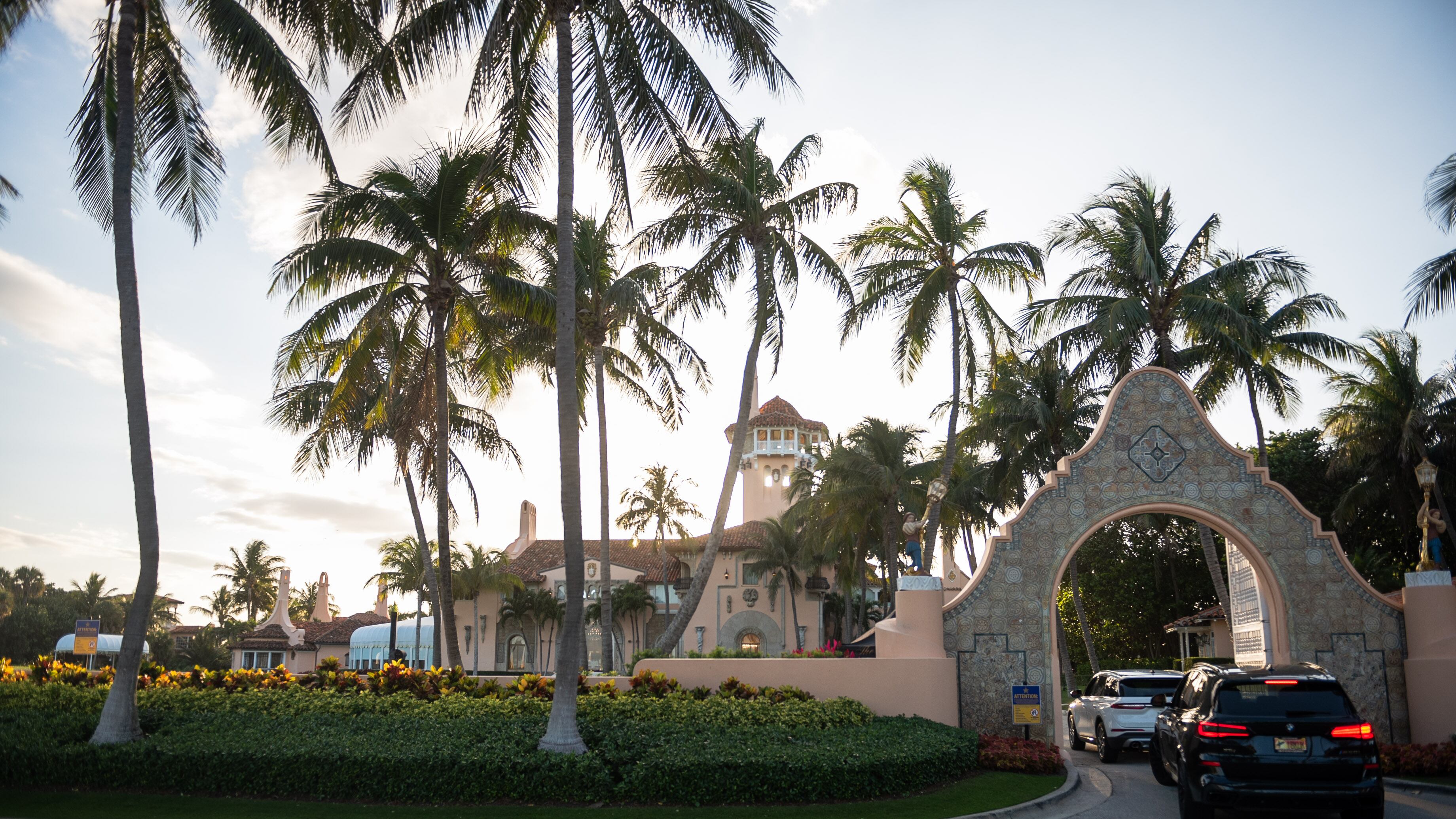 Tenta di entrare nella residenza di Trump con benzina e fucile: ucciso un uomo a Mar-a-Lago