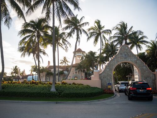 Tenta di entrare nella residenza di Trump con benzina e fucile: ucciso un uomo a Mar-a-Lago