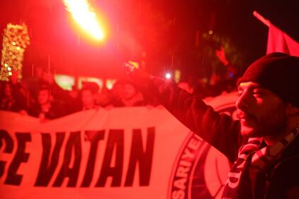 Istanbul, migliaia di tifosi in marcia contro il terrorismo 19
