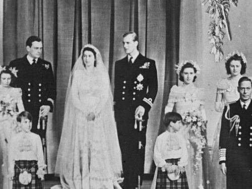 Venduta all'asta una fetta di torta delle nozze della Regina Elisabetta: la storia dello straordinario ritrovamento