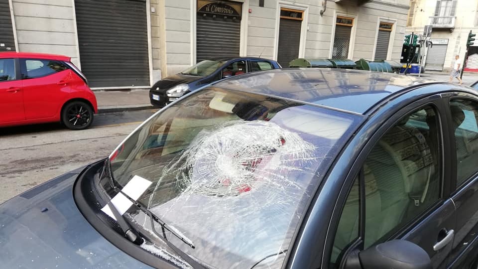 Torino, distrugge tre auto con una marmitta: preso magrebino