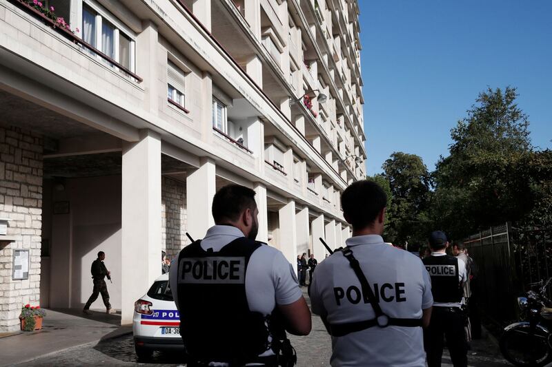 Parigi, auto travolge gruppo militari 5