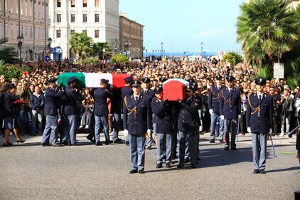 Sparatoria Trieste, in migliaia salutano gli agenti uccisi 2