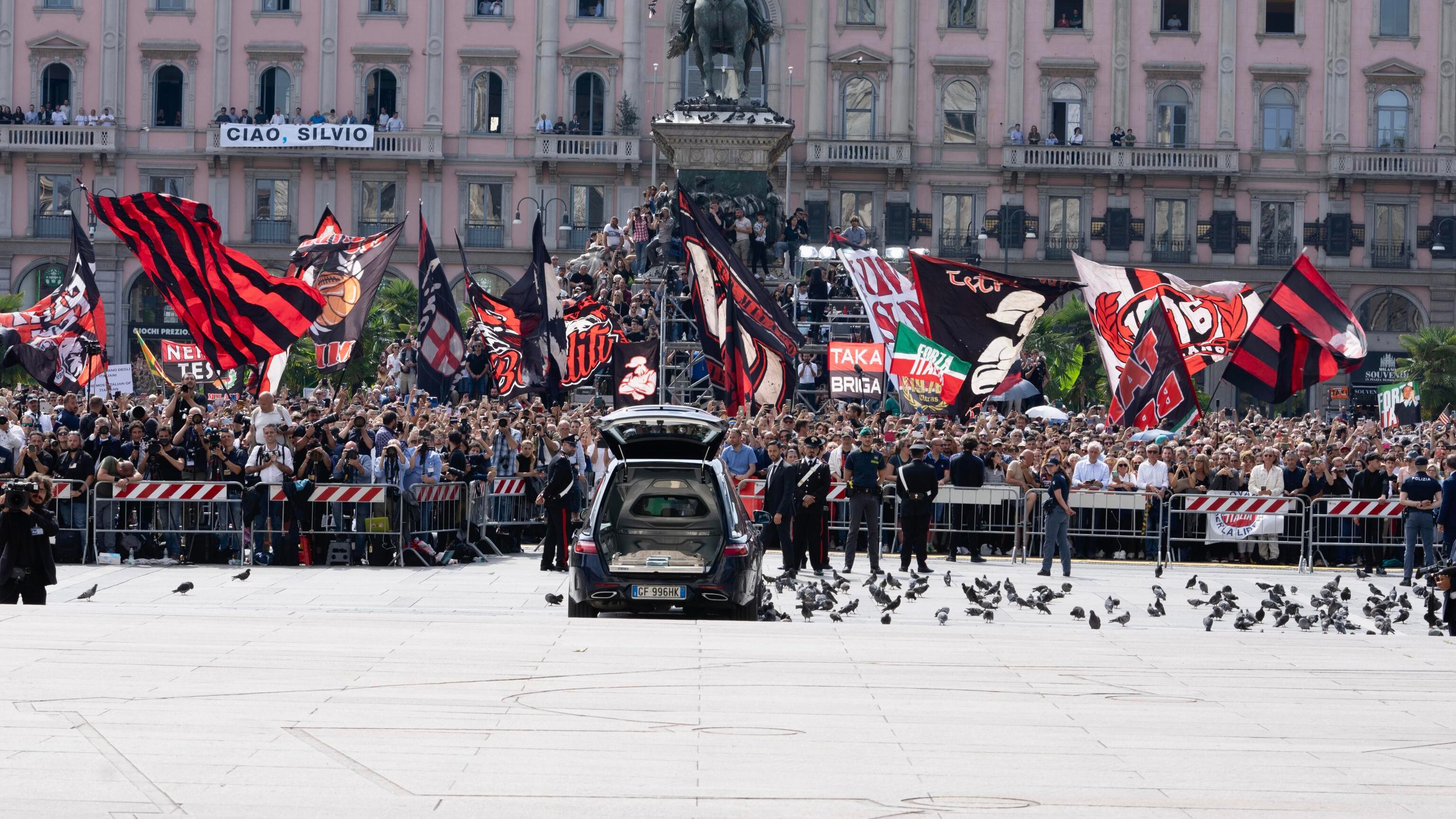 L'Italia si ferma per il Cav: share oltre il 70% per i funerali in diretta