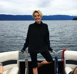 Sharon Stone, il seno sfugge dal costume 10