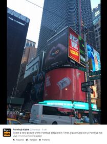 PornHub mette ko Times Square: "All you need is hand" 2