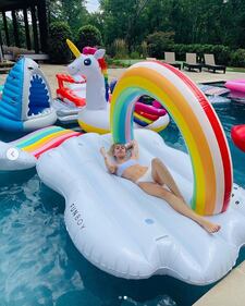 Miley Cyrus sexy in piscina 3
