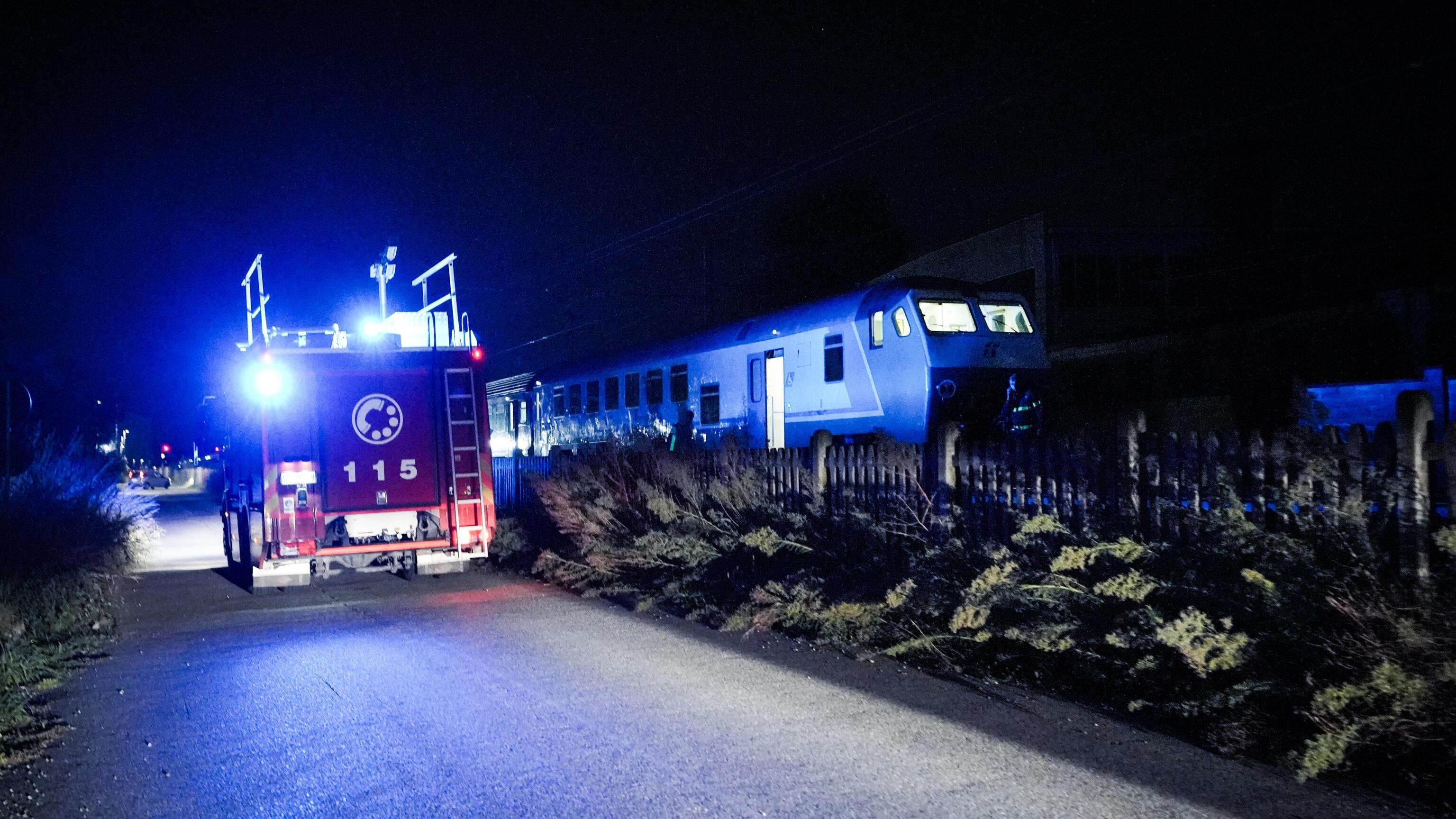 Treno regionale travolge e uccide 5 operai nel Torinese: sfrecciava a oltre 100 km/h