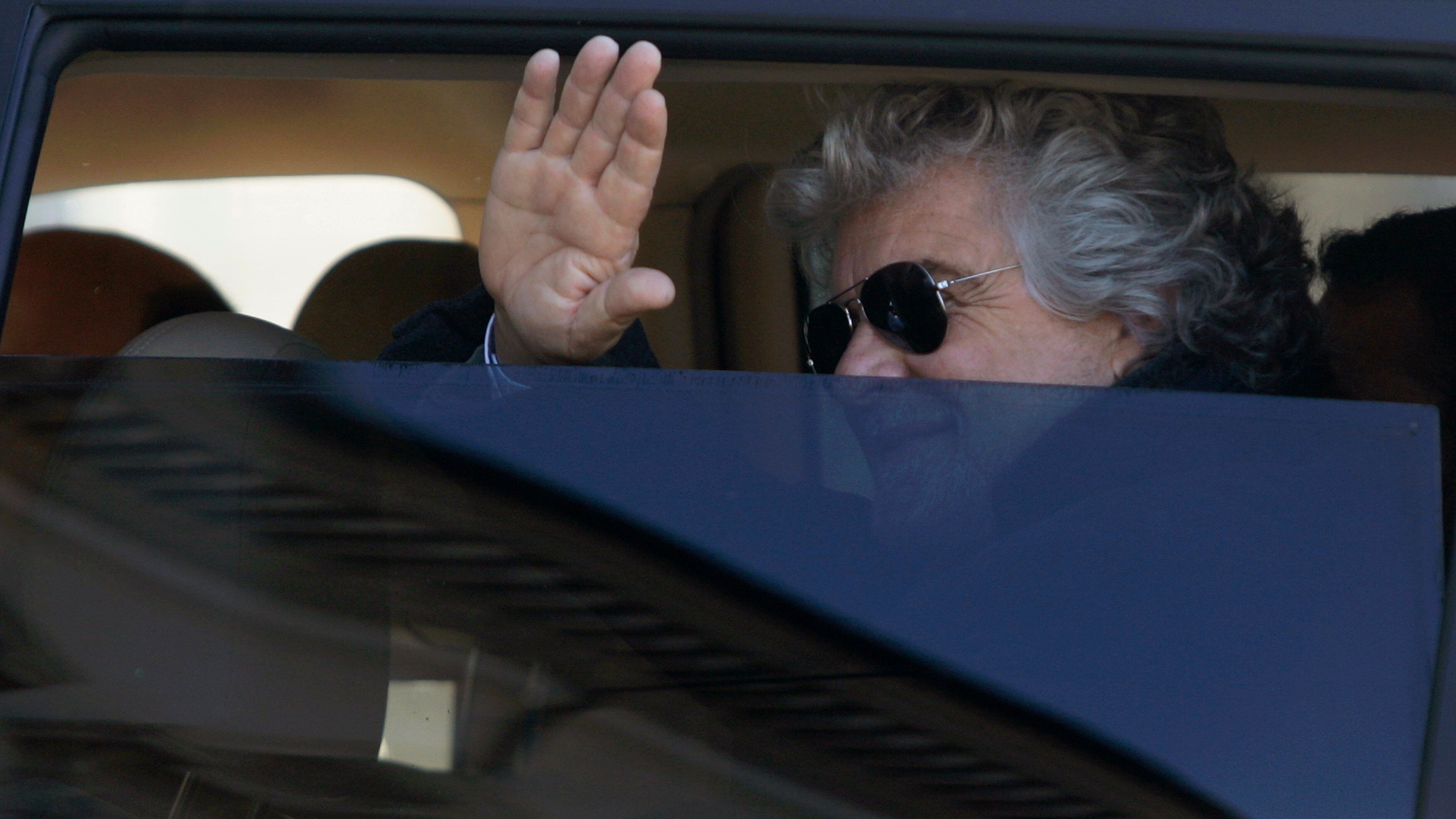 Grillo: "A Roma si discute di poltrone, mentre l'Italia brucia"