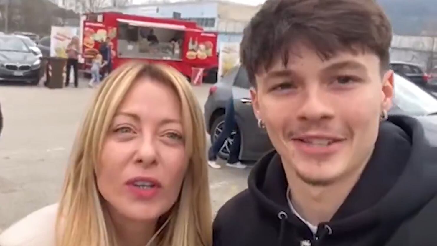 Prima il selfie, poi la confessione del 18enne: "Voto No al referendum". La lezione della Meloni: “È la democrazia”