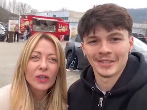 Prima il selfie, poi la confessione del 18enne: "Voto No al referendum". La lezione della Meloni: “È la democrazia”