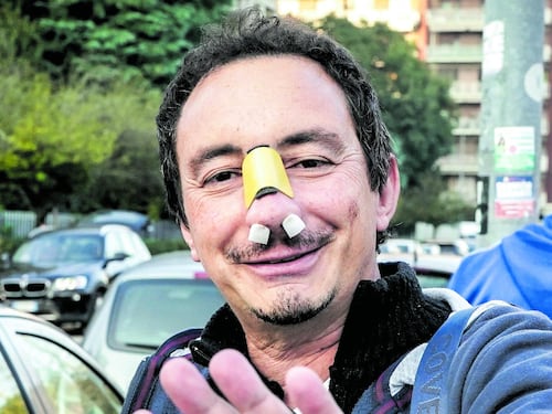 Professore aggredito in classe, alunno 14enne gli spacca il naso
