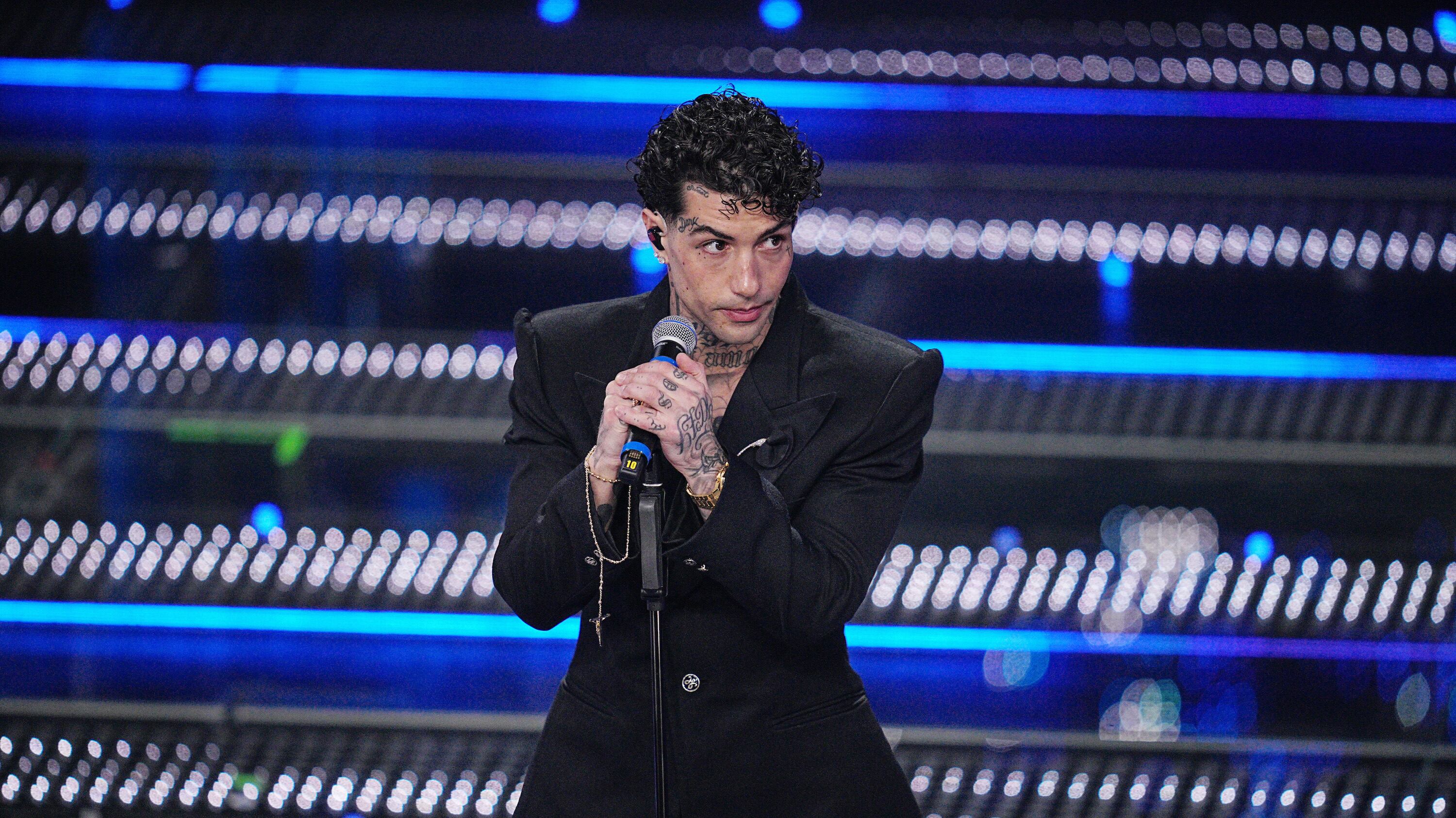 Maxi rissa in discoteca, indagato Tony Effe: sarà "bandito" dai comuni sardi fino al 2027