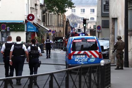 Violenta esplosione a Parigi: crolla la Paris American Academy 4