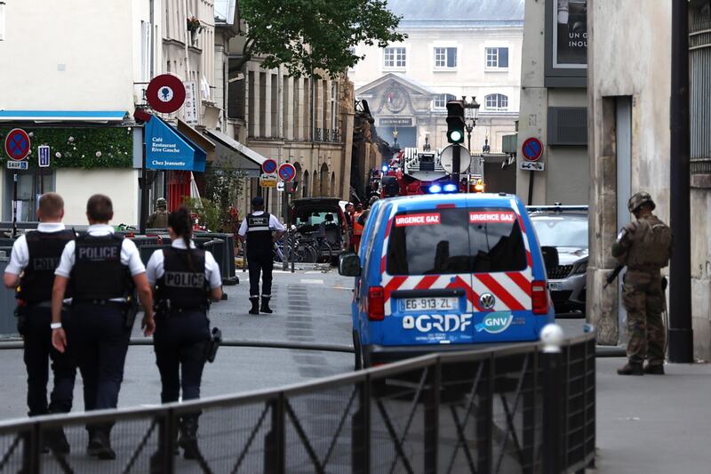 Violenta esplosione a Parigi: crolla la Paris American Academy 4
