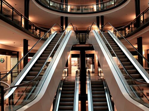 Baby gang arrestata al centro commerciale: aggredito un quindicenne