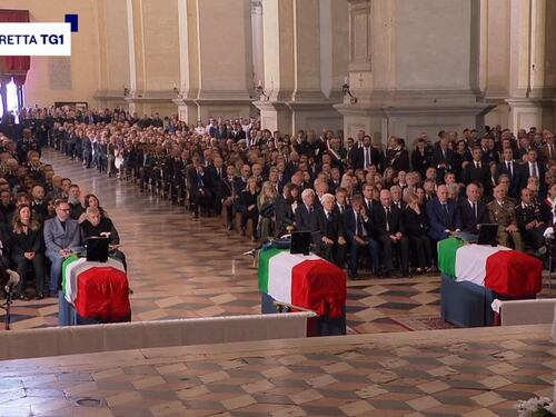 Tricolori e silenzio: il saluto dello Stato ai carabinieri eroi